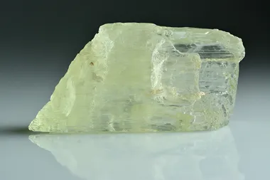 Spodumene_var._hiddenite_-_Araçuaí,_Minas_Gerais,_Brazil