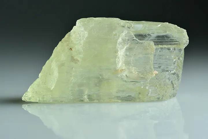 Spodumene_var._hiddenite_-_Araçuaí,_Minas_Gerais,_Brazil