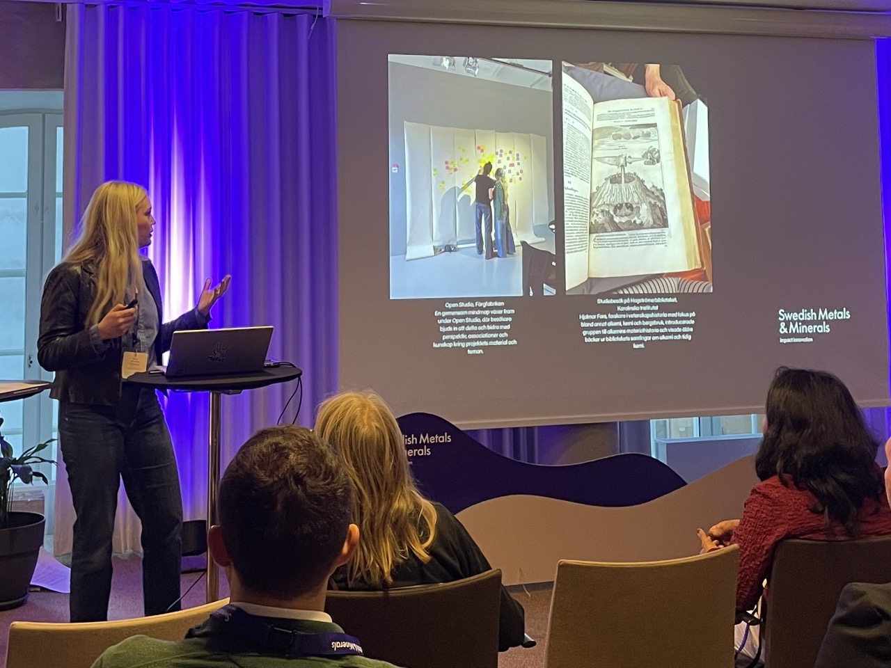 Restvärde har vuxit fram ur ett tvåårigt researchprojekt och undersöker hur material rör sig genom geologiska och industriella processer och förändras. På bilden: konstnären Sara Ekholm Eriksson.