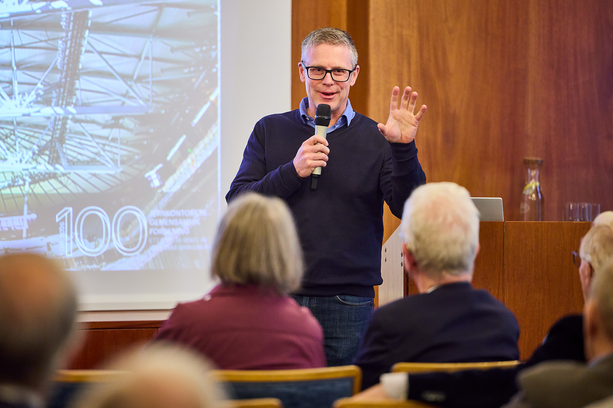 Thomas Muller presenterar framtidsfragor for stalutveckling och applikationer