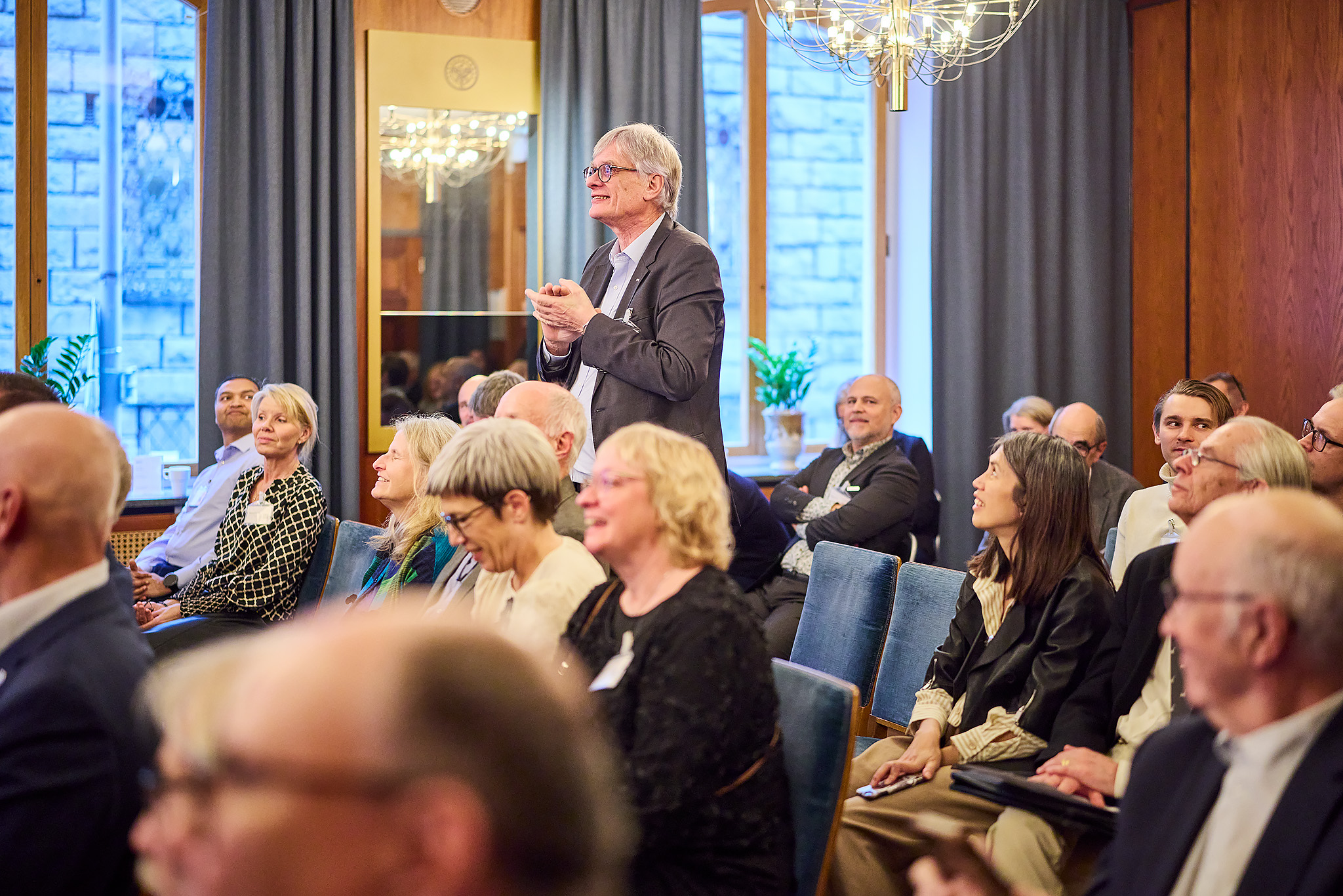 Goran Carlsson staller en fraga under Jernkontorets jubileumsseminarium